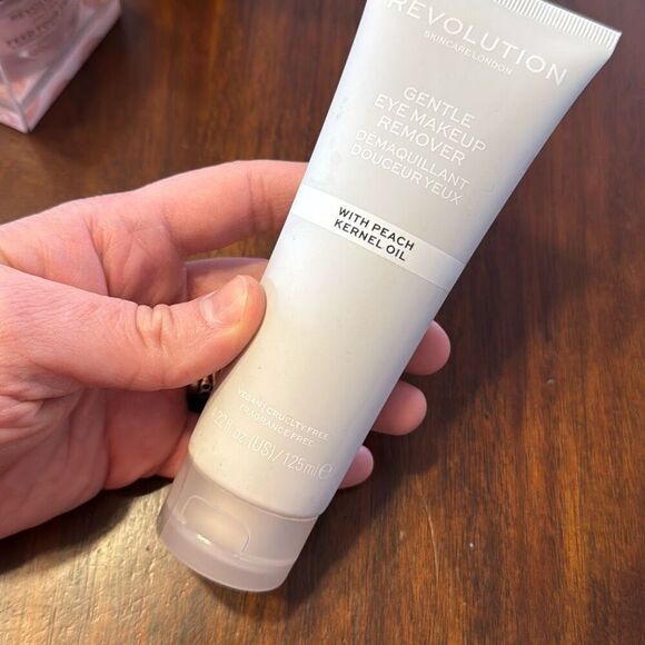 Revolution Skincare Facial Mask + Makeup Remover + Primer Spray + Glow Mist - Picture 6 of 9